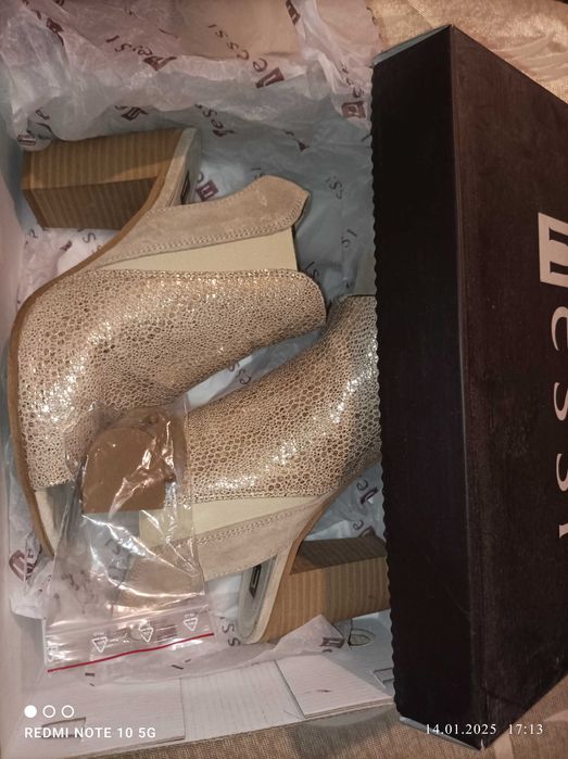 Златисти сандали NESSI