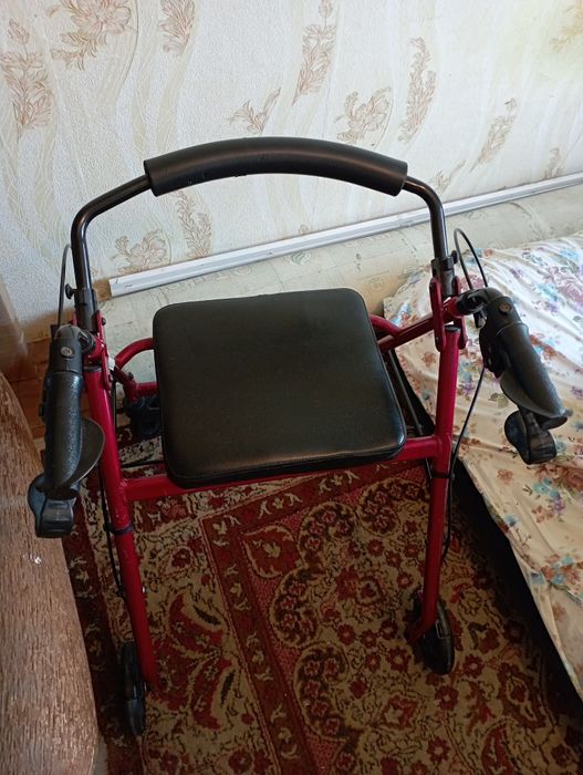 Продам ходунки с седушкой