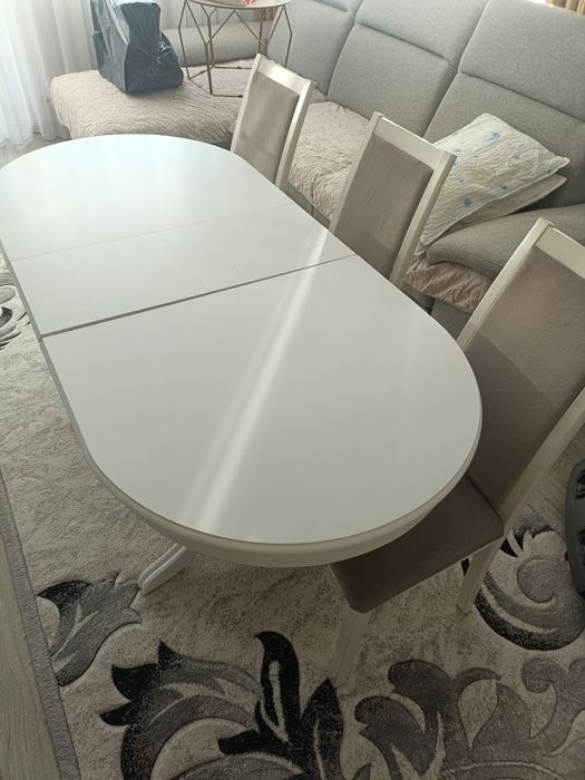 Vând masa cu 4  scaune in stare buna,pret 2000 lei!