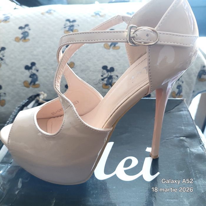 Sandale cu platformă