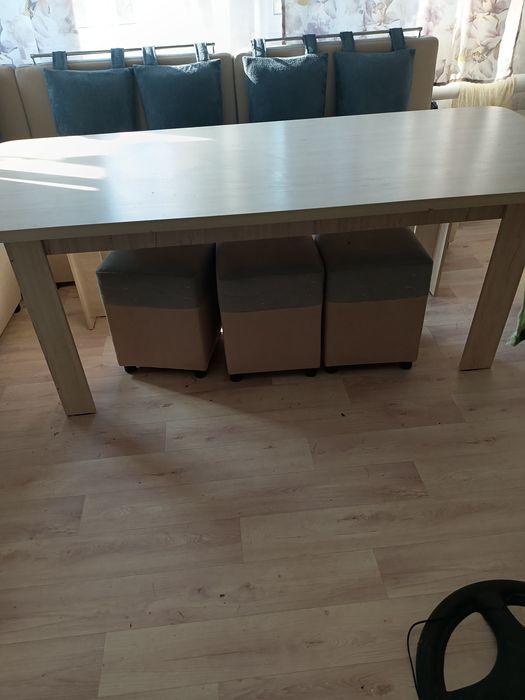 Продам стол и 4 пуфика