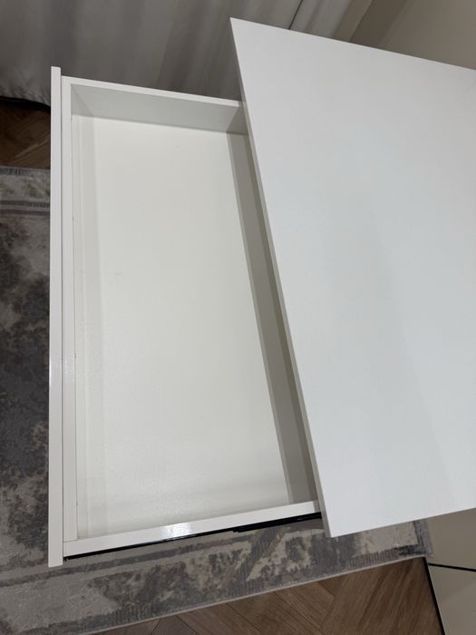 Белый стол в идеальном состоянии