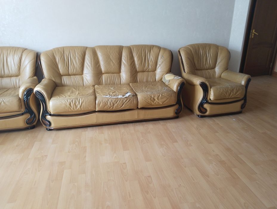 Диван с двумя креслами