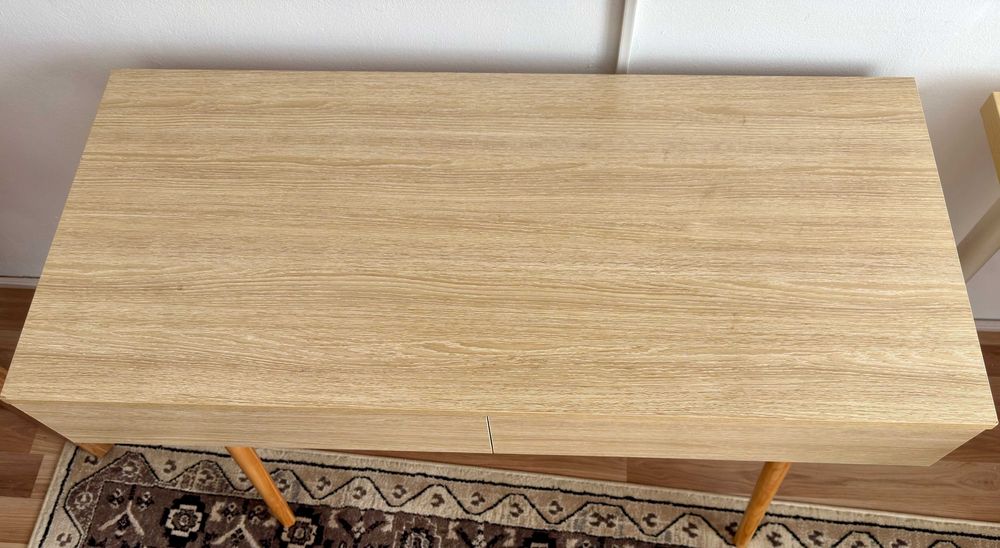 Vând birou minimalist Thinia Home, design modern scandinav, culoare stejar natur, în stare foarte bună.