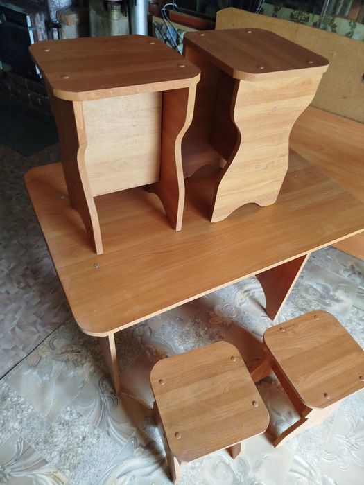 Стол и четыре стула