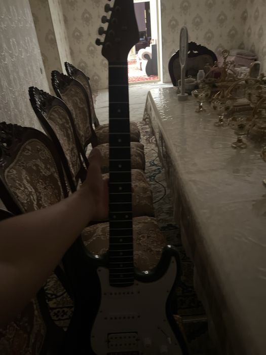 Gitara sotiladi yangidek
