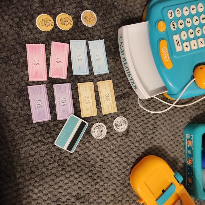 Casa de marcat cu accesorii