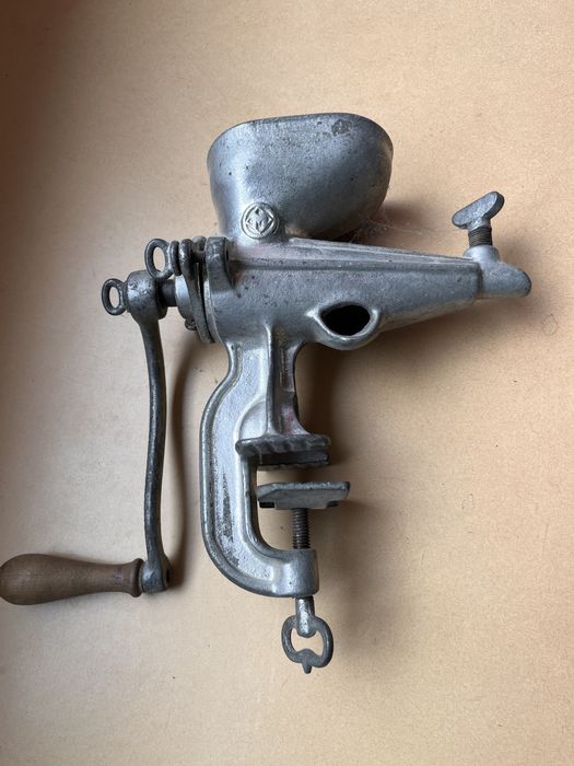 2 Mașini veche de stors fructe, legume și una de măcinat nucă