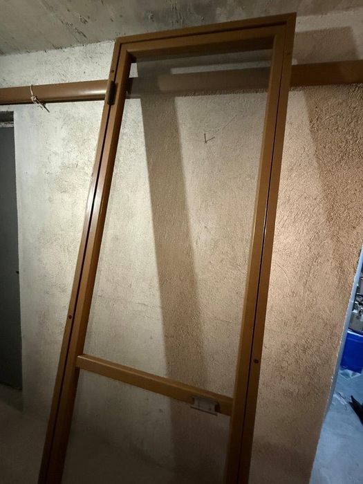 Продавам два броя врати комарници висок клас