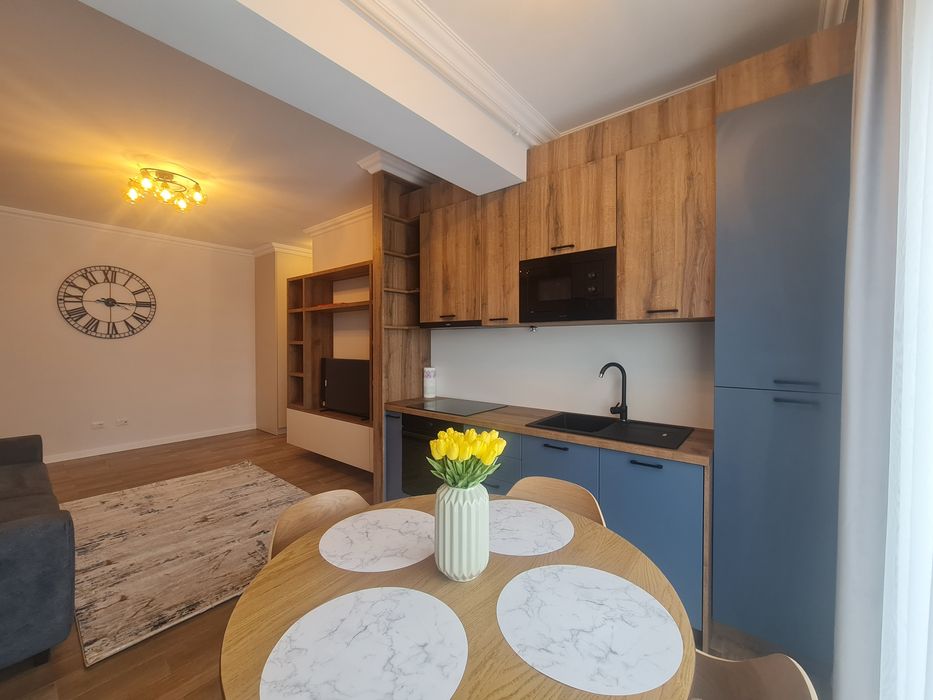 Închiriez apartament cu trei camere în bloc nou mobilat si utilat