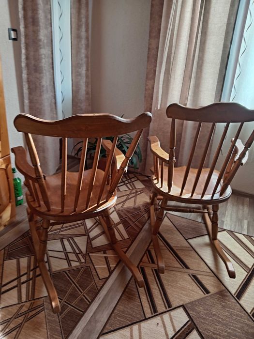Дървени люлеещи се столове