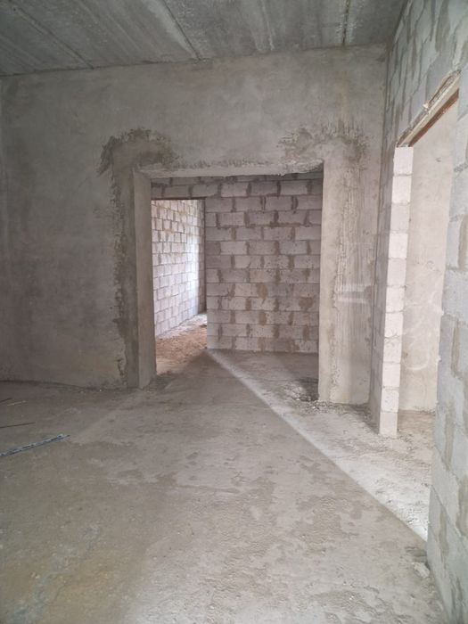 Черновой 5 бөлмелі кең пәтер сатылады.