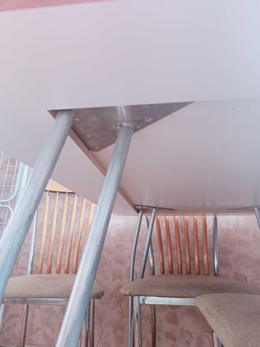 Кухонный стол и стулья