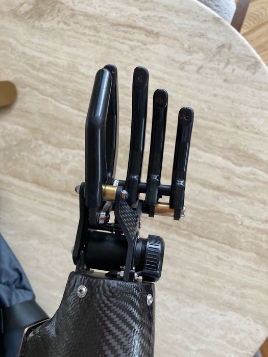 Протеза за ръка (миоелектрична)