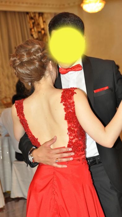 Нарядное вечернее платье со шлейфом