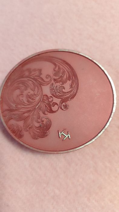 Червило Estee lauder , пудра и бронзант и четка Kiko Milano.