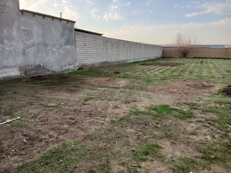 Уй сотилади Янгиюль туманида  К.ора  тепада