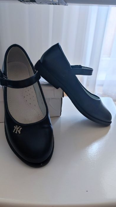 Продам туфли школьные на девочку 2 пары