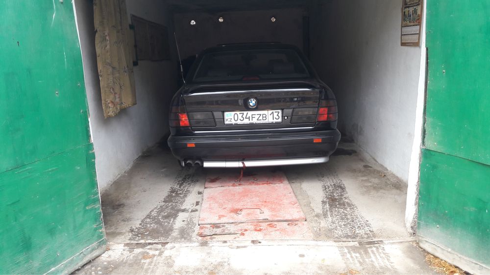 Задние стопы HELLA BLACK на BMW E34 БМВ Е34