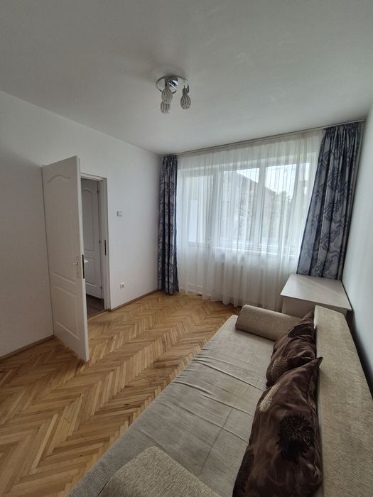 Închiriez apartament cu 4 camere zona Facultăți de litere