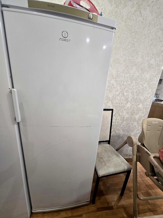Пррдам морозильник"Indesit" в хорошем состоянии.