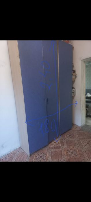 Двухярусная кровать и шкаф