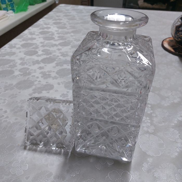 Продам хрустальный графин с алмазный огранкой