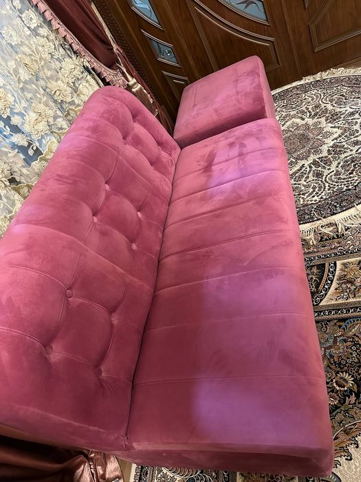 Диван с пуфиком.