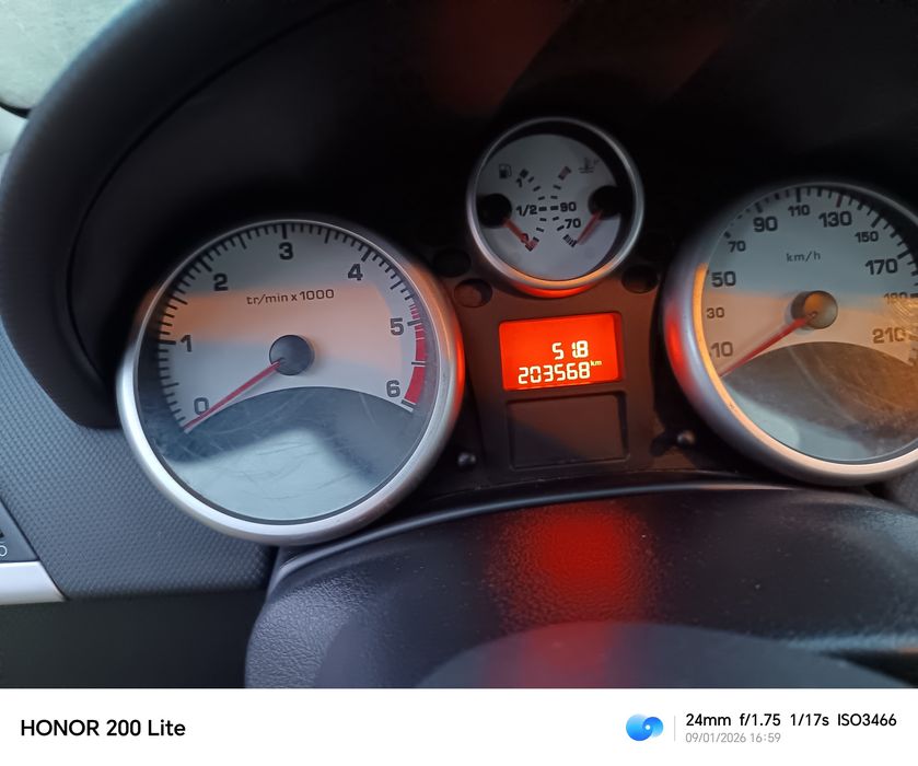 Peugeot 207. 2000€uro  negociabil