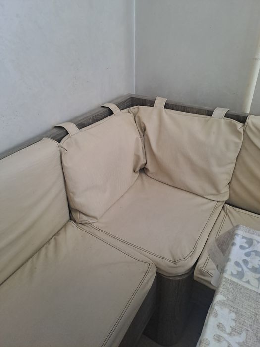 Кухонный уголок с ящиками для  хранения