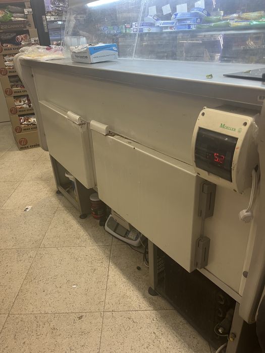Продавам храдилна витрина 1.60м дължина