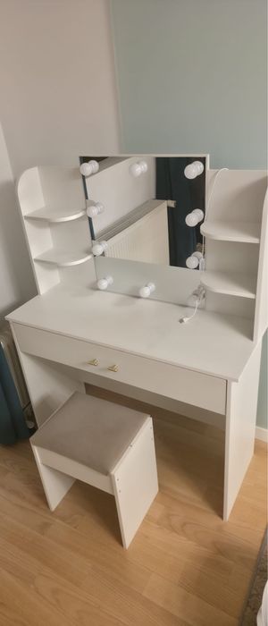 Masă de machiaj cu oglindă iluminată și taburet inclus