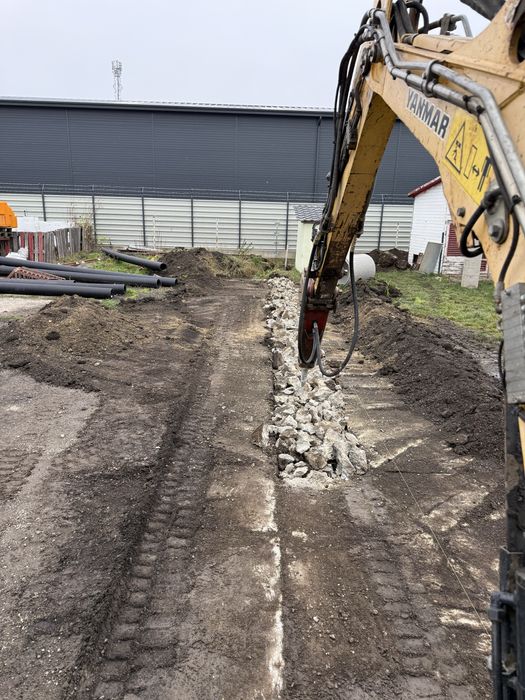 Închiriez excavator cu picon, demolari case betoane, piconari betoane