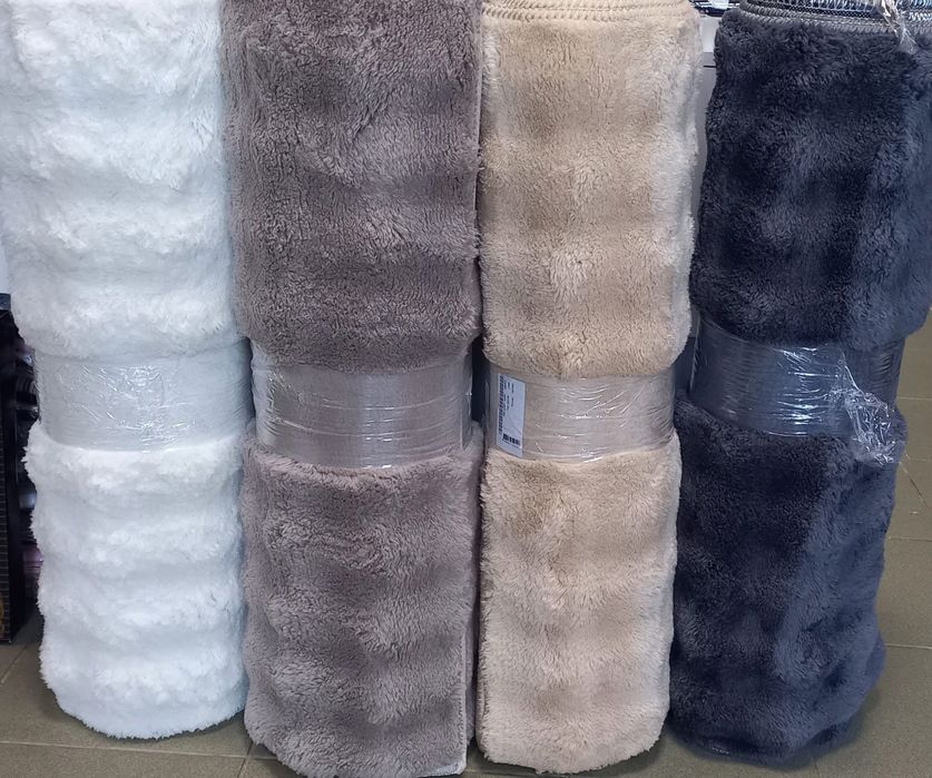 Пухкави топли килими с антиплъзгаща материя от долната страна