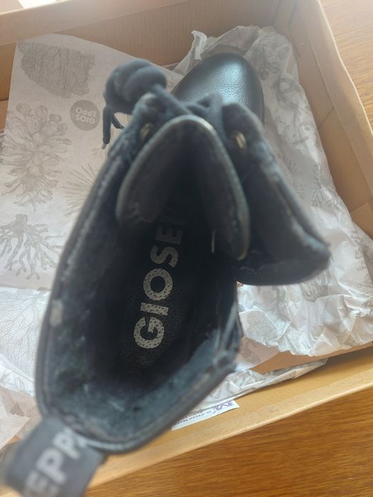 Продам ботинки женские