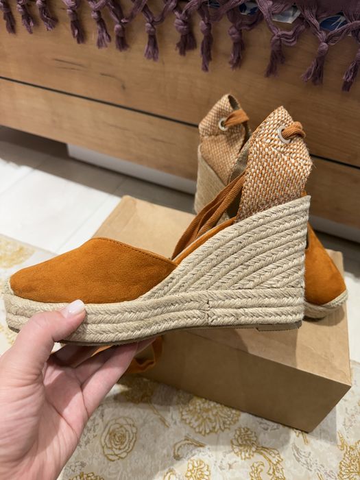 Продается женские танкетки