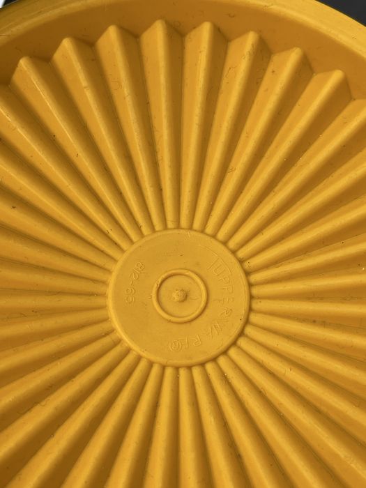 Vând set Tupperware…