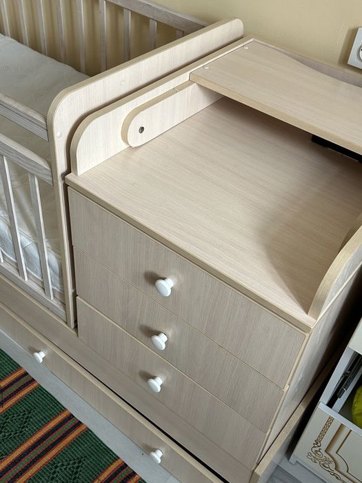 Детская кровать, с комодом