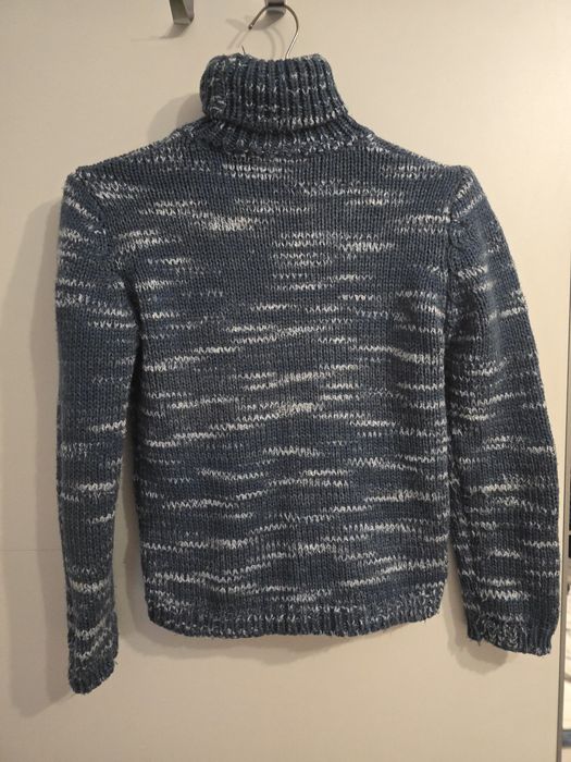 Вълнен син пуловер