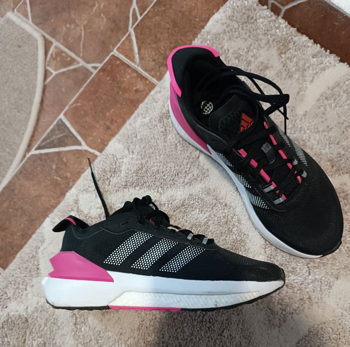 Дамски маратонки adidas AVRYN