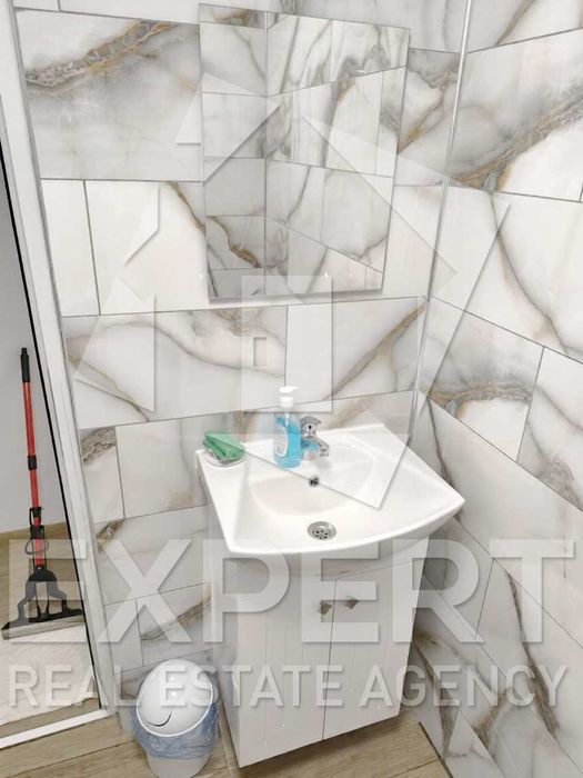 Отдава се под наем етаж от къща с 3-стаи, Колхозен пазар – 560 €