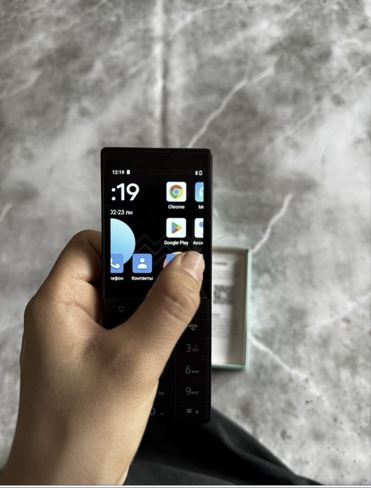 Полусенсорный телефон