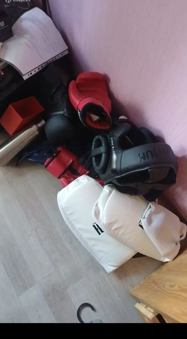 Боксёрская груша с  перчатками и шлемом