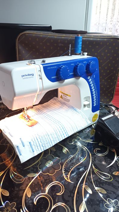Masina de cusut PRIVILEG cu butoniera automata dintr-un singur pas