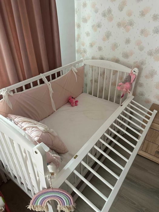 Pătuț bebe din lemn alb 125x70 cm, legănare, laterală mobilă + accesorii