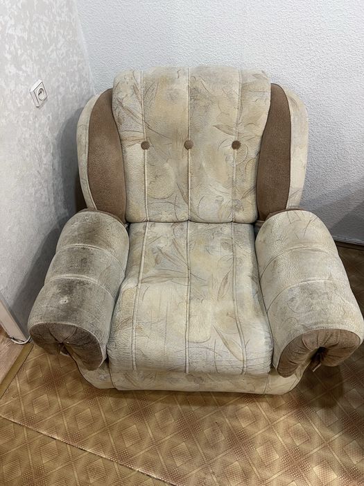 диван б/у для спальни