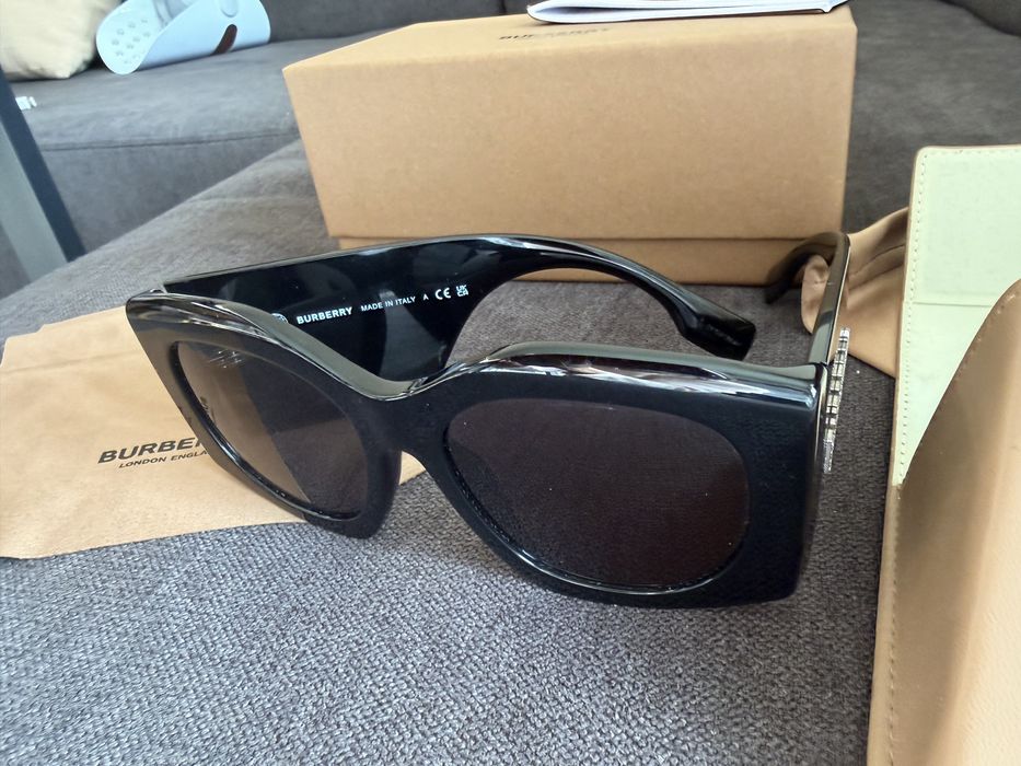 Слънчеви очила Burberry - рядък модел с камъни