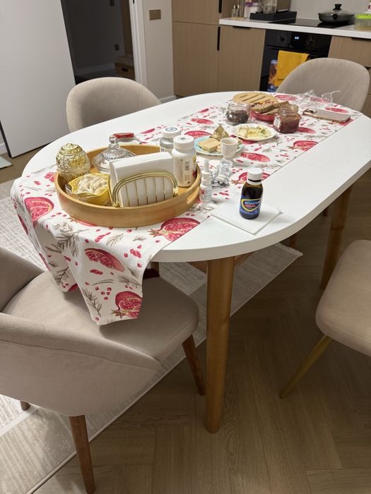 Стол и стулья для гостиной