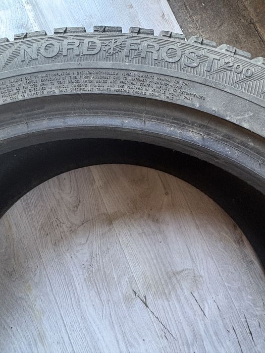 Продам 2 шины R18