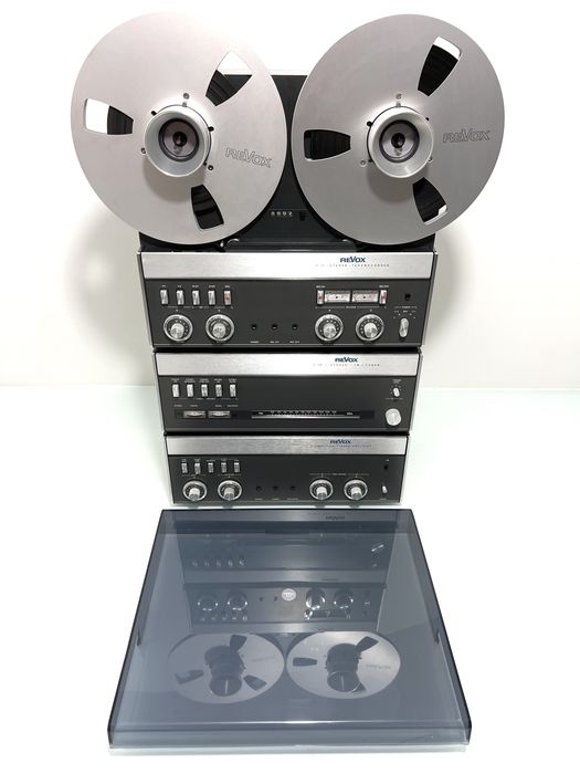 Linie REVOX compusă din magnetofon Revox A77 cu capac antipraf, amplificator A78, radio/tunor A76